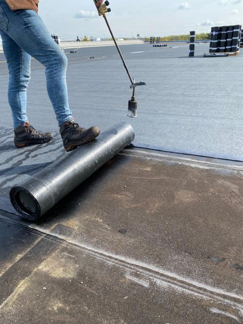 Plat dak herstellen door folie